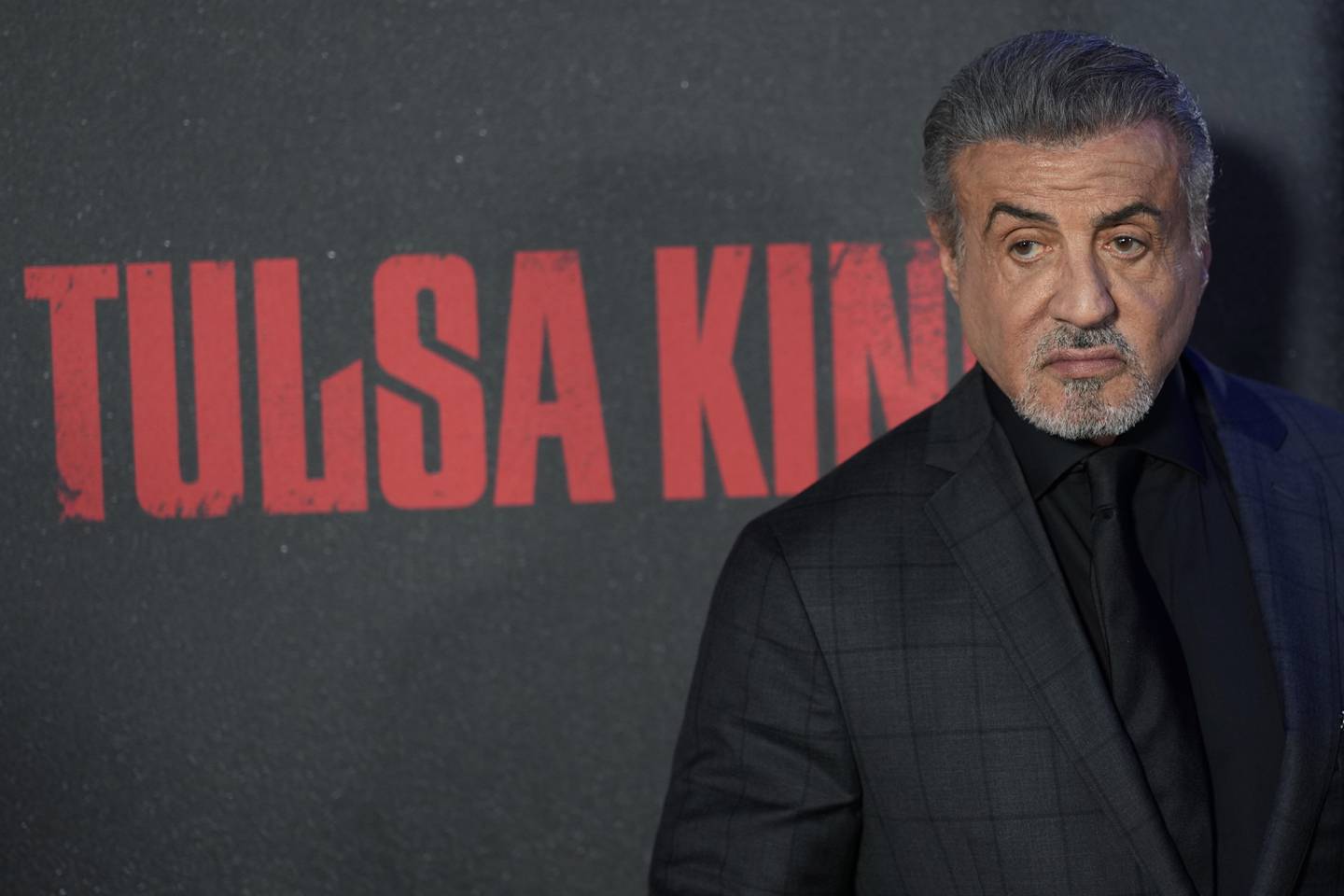 Sylvester Stallone på kinopremiere for strømmeserien «Tulsa King» i november. Nå skal han fortsette å spille omplassert mafiaboss i minst en sesong til. Foto: AP