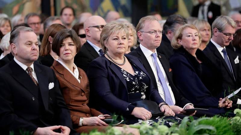 Holder på veska: Erna Solberg og Sindre Finnes under utdelingsermonien av Nobels Fredspris i Rådhuset, søndag. Nobels fredspris 2017 gikk til Den internasjonale kampanjen for forbud mot atomvåpen (ICAN).