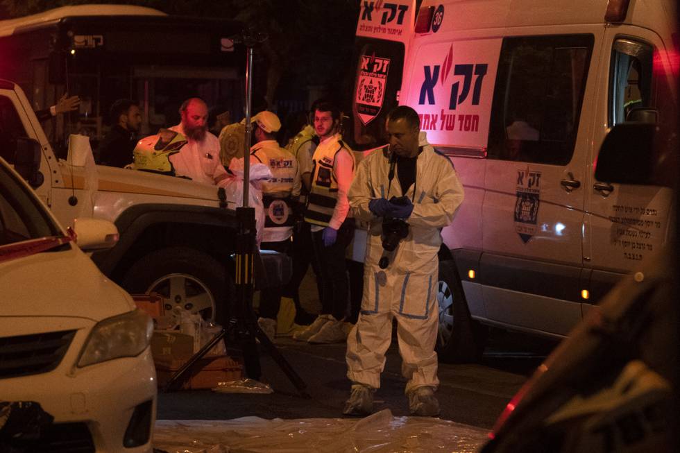 Israelsk politi samler spor på stedet der tre israelere ble knivdrept i Tel Aviv torsdag kveld. Foto: Maya Alleruzzo / AP / NTB