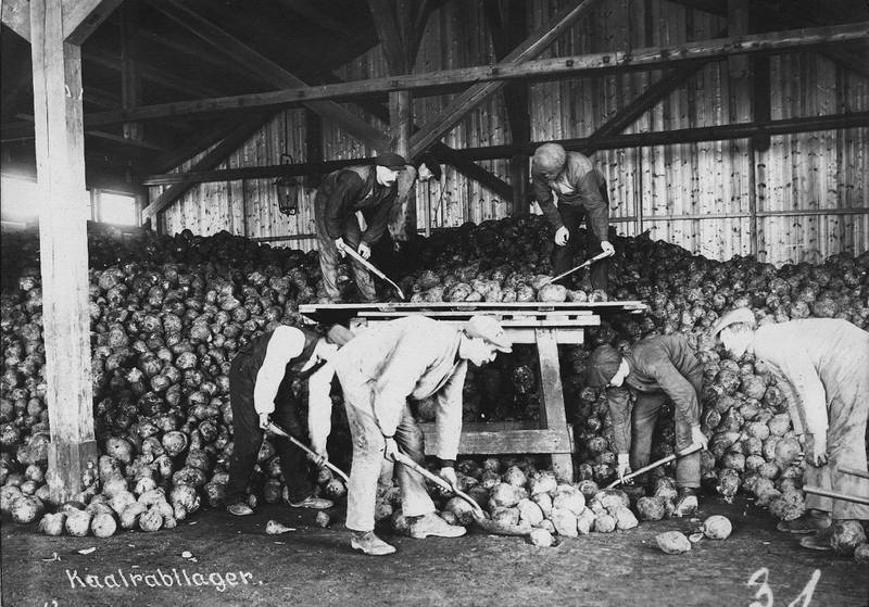 Provianteringsrådets kålrabilager på Filipstad i 1919. Kjøttmangelen skapte stor etterspørsel etter mettende grønnsaker som kålrot, og både poteter og kålrot måtte rasjoneres.
