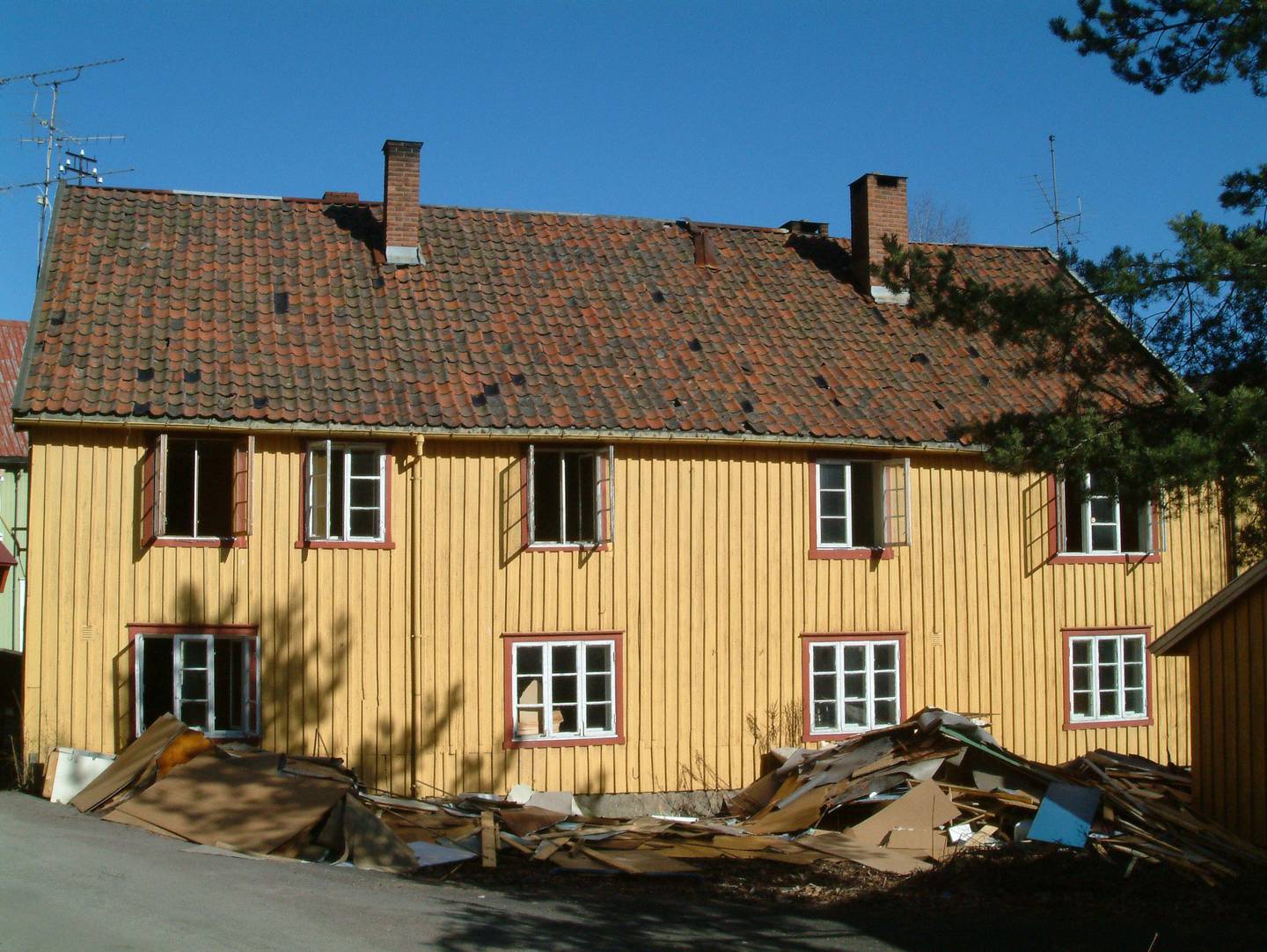RIMELIG: Marie Olaussen fikk kjøpt det gamle fattighuset i Holmestrand for 1 krone. Mange ville beskrevet det som ei rønne. Foto: Privat