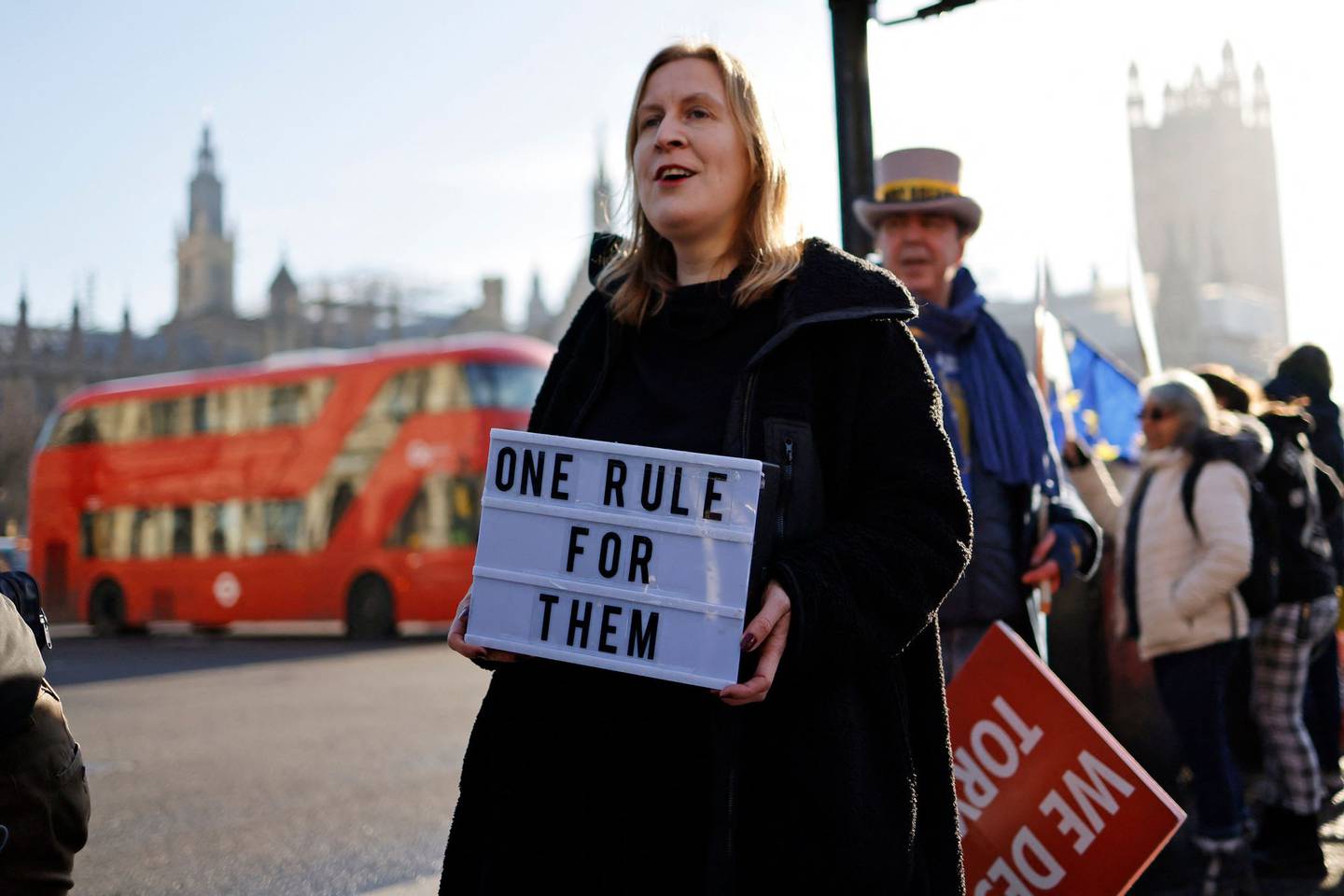 En regel for statsministeren og hans team, andre regler for andre? Debatten går høyt om Boris Johnson nå. Her demonstranter i London.