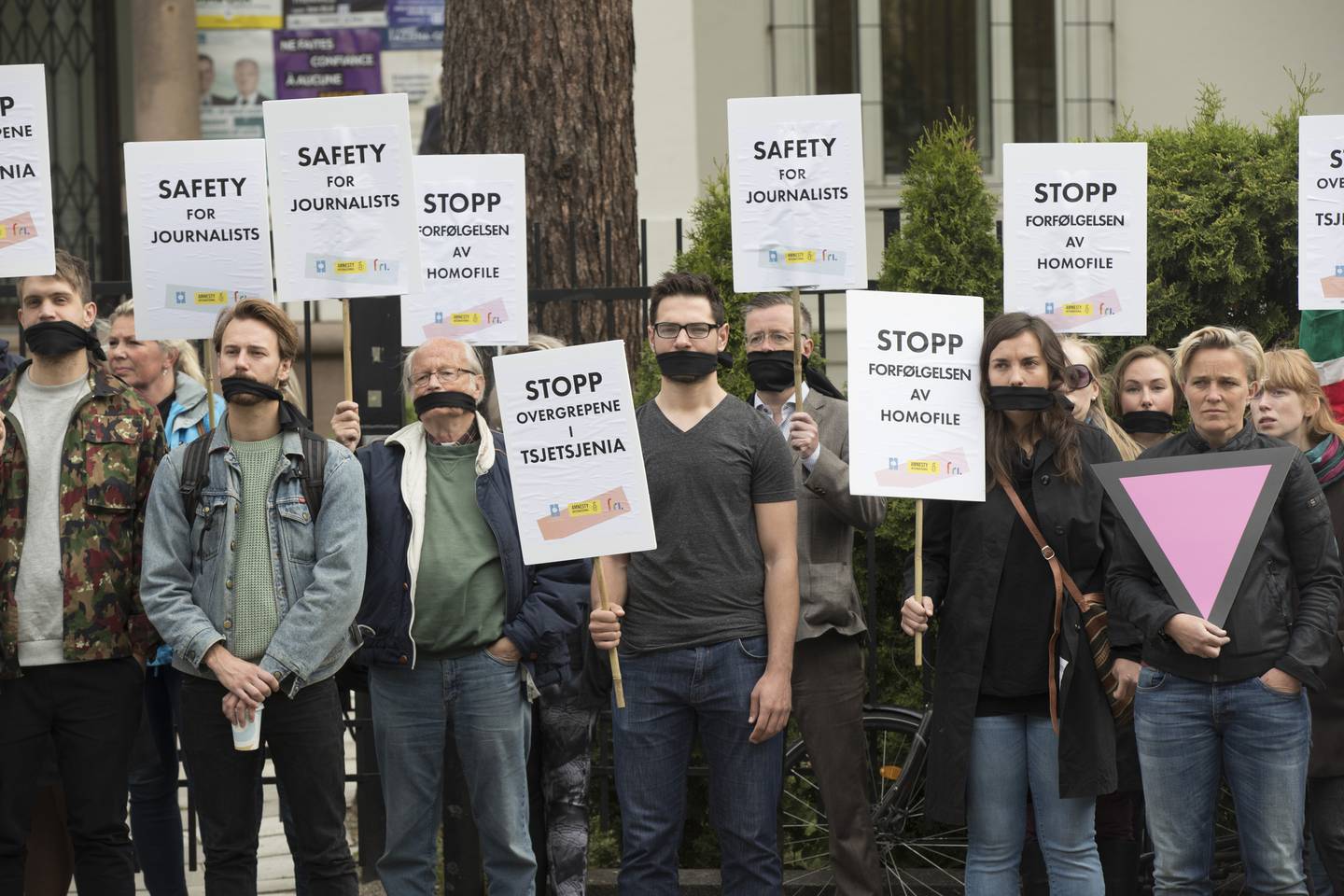 Demonstranter utenfor Russlands ambassade i Oslo i 2017 i en markering mot undertrykkelse av homofile og journalister i Tsjetsjenia.