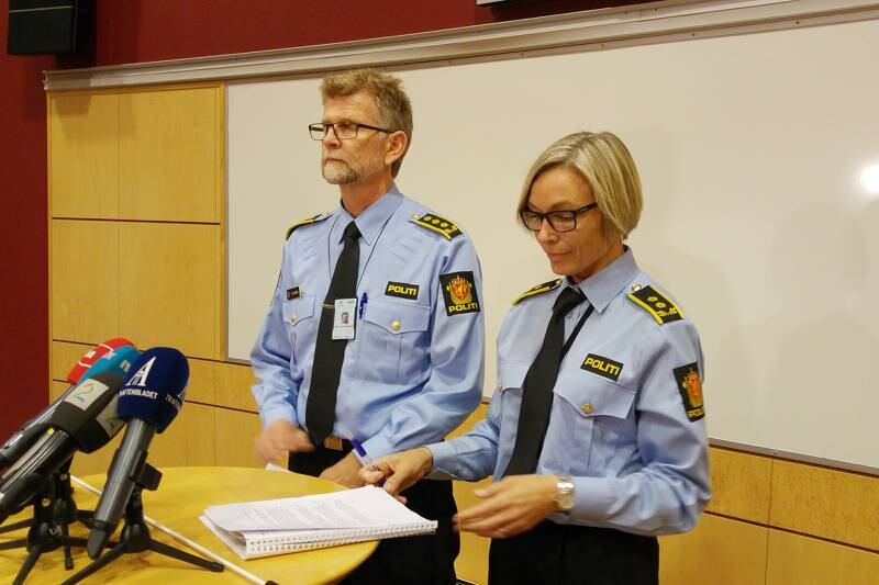 Ernst K. Rossebø og Herdis Traa under pressekonferansen der det ble klart at alle de fire siktede i Tina-saken løslates, samtidig som siktelsen mot dem opprettholdes.