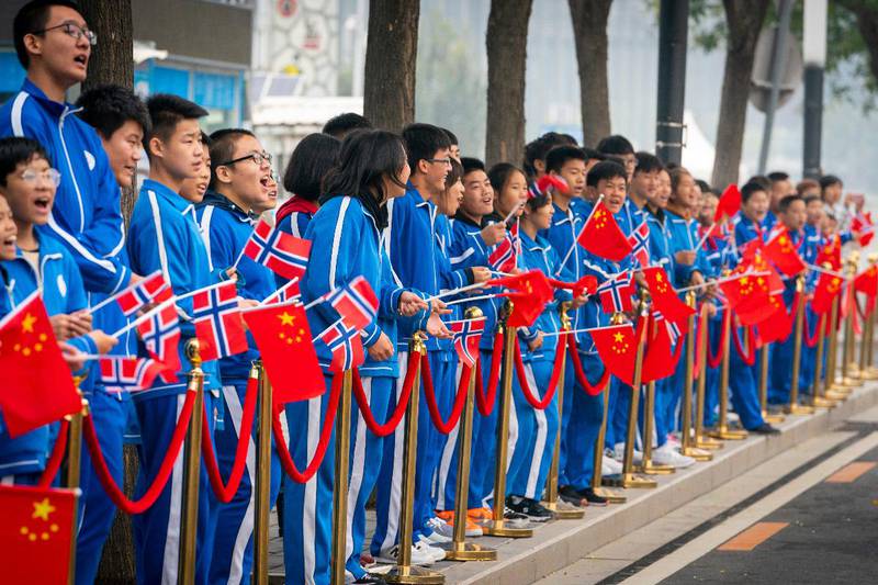 Kinesiske idrettsungdommer møtte den norske delegasjonen mandag.