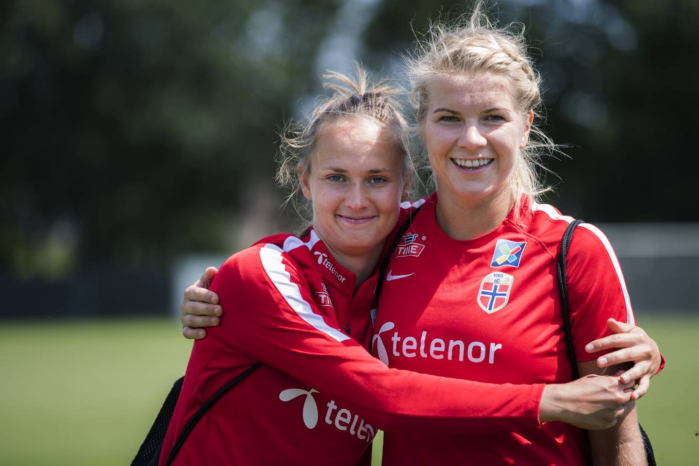 Caroline og Ada sammen for Norge under EM i 2017. Etter det mesterskapet sa Ada Hegerberg nei takk til landslaget.