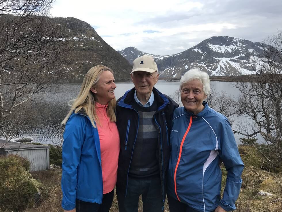 For mange av oss kan eldrepolitikk virke fjernt, skriv Anne Kristin Bruns, leiar i Stavanger KrF. Her er ho på tur med foreldra, Jenny Arset og Magne Vik Arset.