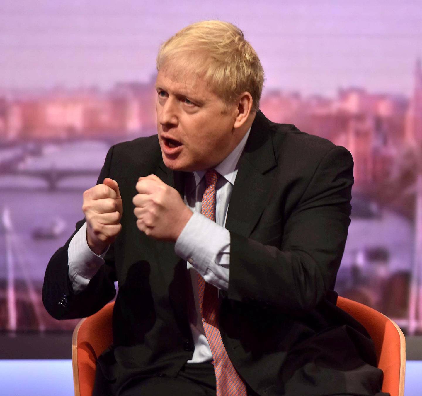SJEFKRITIKEREN: Boris Johnson har banket inn hard kritikk mot Theresa May i hele høst. FOTO: NTB SCANPIX
