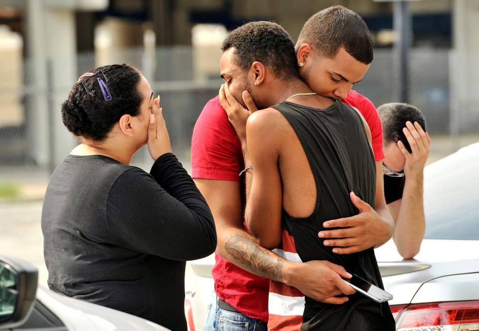 Pårørende og venner av ofrene for massakren på nattklubben Pulse i Orlando, trøster hverandre. 50 mennesker ble drept og 53 ble såret i angrepet. Foto: Reuters / NTB scanpix
 
 
 
50 drept i massakre på nattklubb i FloridaID: 12528327
oppdatert

Orlando (NTB): 50 mennesker ble drept i angrepet på en nattklubb for homofile i Orlando i Florida, ifølge amerikanske myndigheter.

I tillegg er 53 mennesker såret, flere av dem alvorlig, opplyste politiet og delstatsmyndighetene i Florida på en pressekonferanse søndag.

Politiet bekrefter at de har identifisert gjerningsmannen, men vil ikke gå ut med navnet på ham. Ifølge amerikanske medier er gjerningsmannen en amerikansk statsborger med afghansk opprinnelse, identifisert som 29 år gamle Omar Mateen.
Unntakstilstand

Gjerningsmannen ble drept av politiet, og motivet for skytingen er ikke kjent.

– Det store antallet drepte og ofre gjør at arbeidet vil ta tid, sa John Mina i Orlando-politiet på pressekonferansen søndag.

Delstatsmyndighetene i Florida har innført unntakstilstand i Orlando, men FBI opplyser at det ikke foreligger noen umiddelbar trussel om nye angrep i byen.

– Jeg ber mediene om ikke å trekke forhastede konklusjoner. Vi må ikke ta fokus bort fra den tragedien dette er, sa Florida-imamen Muhammad Mursi på pressekonferansen.
Ikke på terrorliste

– Jeg ber alle i det muslimske miljøet som kan sitte på noe informasjon, om å ta kontakt med FBI for å dele det dere vet. Jeg ber også religiøse ledere fra andre trosretninger om å be for ofrene og deres familier i denne vanskelige tiden, sa han videre.

Omar Mateen skal ikke ha stått oppført på USAs liste over mulige terrorister før angrepet, ifølge BBC. Han var imidlertid under etterforskning for et lovbrudd.

Massakren på homoklubben Pulse begynte i 02-tiden natt til søndag lokal tid. (©NTB)
uvakt@ntb.no
Bilde: tb2b1782
Politi utenfor nattklubben Pulse i Orlando i Florida, der 50 mennesker ble drept natt til søndag. Foto: Reuters / NTB scanpix
Bilde: tb2b1d58
Pårørende og venner av ofrene for massakren på nattklubben Pulse i Orlando, trøster hverandre. 50 mennesker ble drept og 53 ble såret i angrepet. Foto: Reuters / NTB scanpix