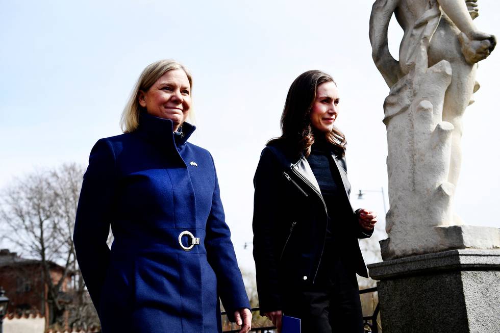 Sveriges statsminister Magdalena Andersson (til venstre) og Finlands statsminister Sanna Marin i Stockholm i forbindelse med et møte 13. april, om hvorvidt landene skal søke Nato-medlemskap.