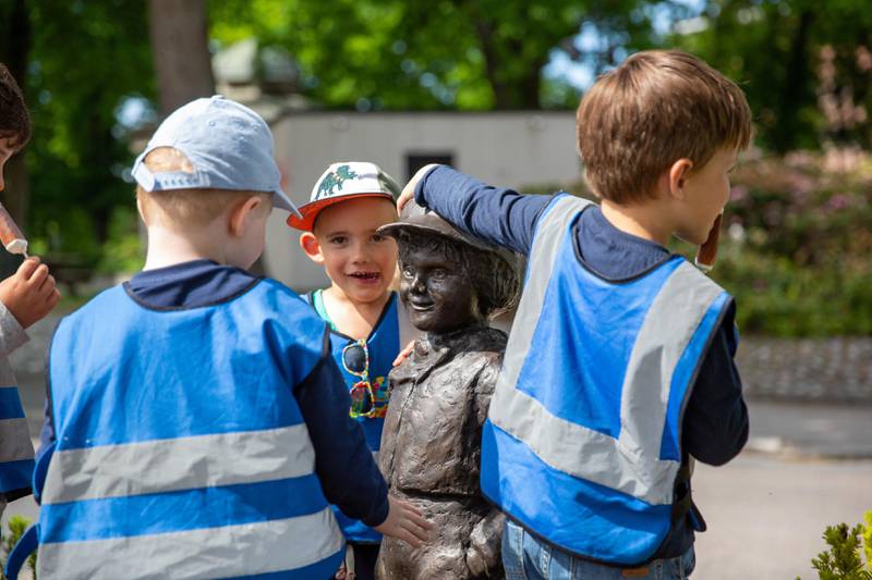 Barna satte åpenbart pris på den nye skulpturen som er plassert ved siden av lekeplassen. Etter avdukingen var det mange som ville se og ta på den.