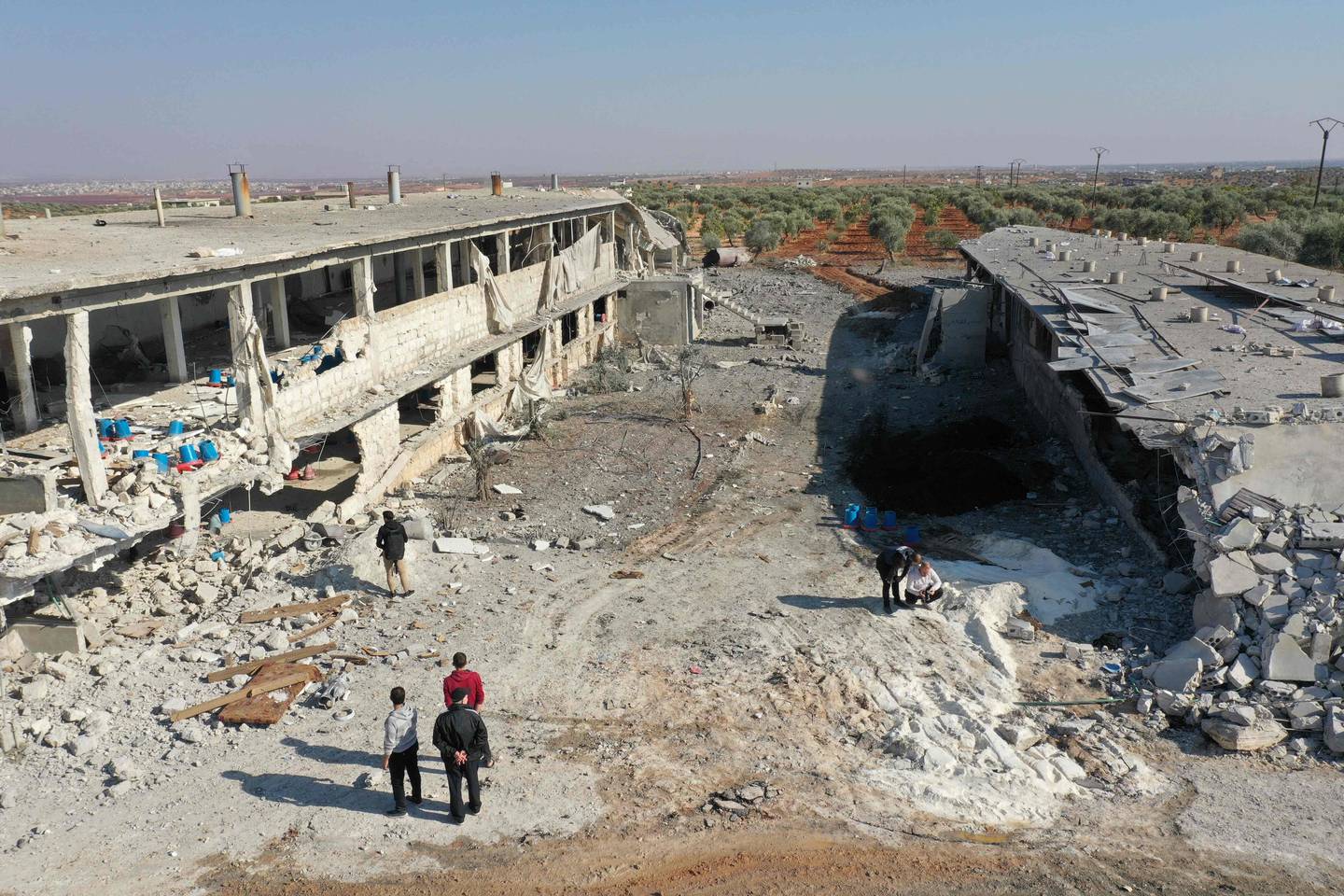 Et luftfoto viser en ødelagt fjørfeprodusent i byen Maaret Misrin i den opprørskontrollerte Idlib-provinsen i Syria etter det som skal være et russisk luftangrep torsdag 11. november.