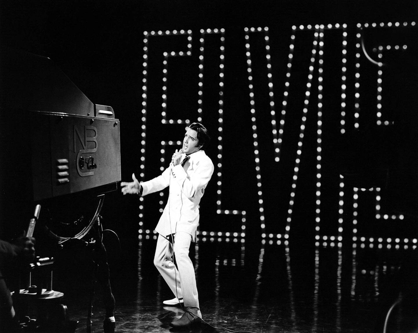 Elvis mens han avslutter TV-showet med protestsangen «If I Can Dream». FOTO: RCA/SONY MUSIC