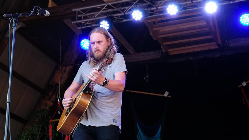 Erlend Ropstad var tilbake som visesanger i godt slag på Salt mandag, på en av de første konsertene etter at det ble tillatt med 200 mennesker i forsaminger.