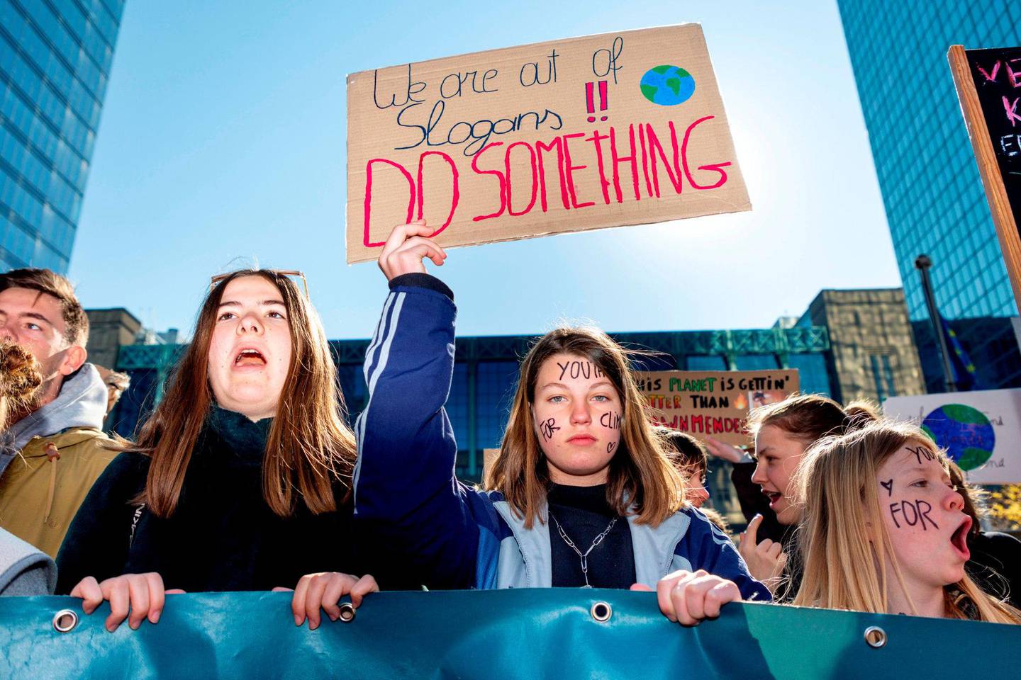 BEVEGELSE: Det er snart ett år siden Greta Thunberg startet det som skulle bli en bevegelse. Her fra en demonstrasjon blant unge i Brussel i april. FOTO: NTB SCANPIX