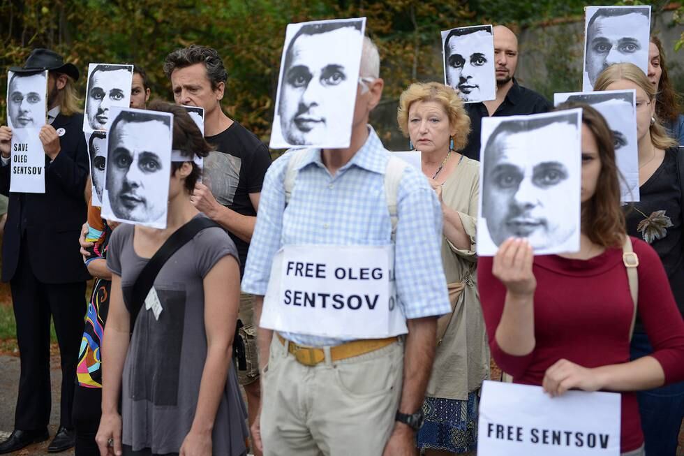 Fengslingen av Oleg Sentsov vekker sterke reaksjoner. Bildet er fra en demonstrasjon utenfor Russlands ambassade i Praha 28. august. FOTO: MICHAL CIZEK/NTB SCANPIX
