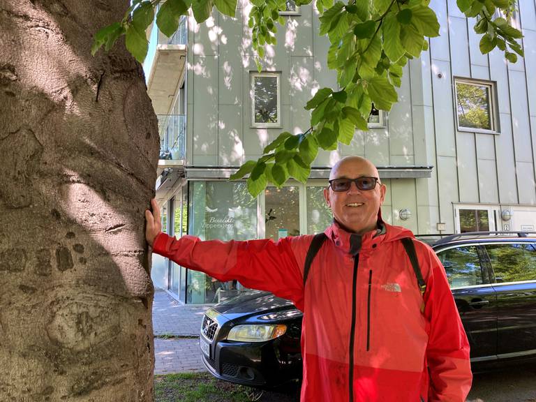 – Trær representerer enorme verdier, påpeker Tore Næss, her ved bøken han bidro til å redde i Søndre gate ved Akerselva.