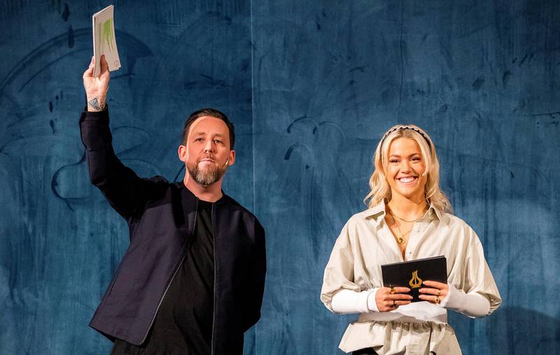 Tarjei Strøm er programleder for Spellemannprisen sammen med Julie Bergan, som også medvirker på en av de nominerte til Årets låt.
