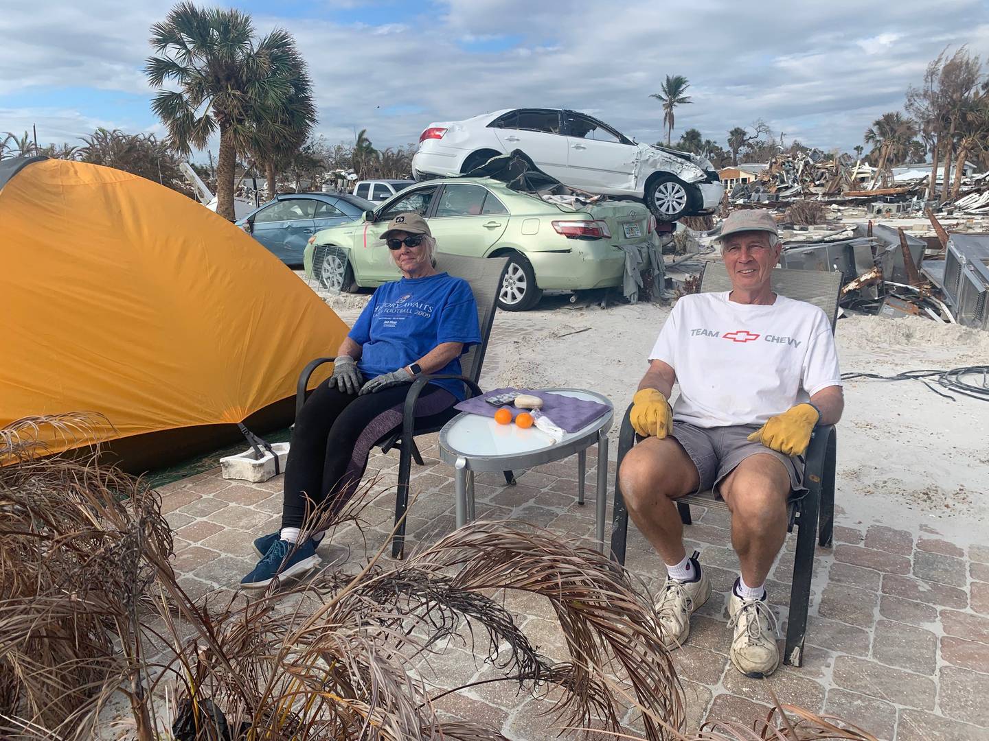 Zona og Steve Hudkins telter ved plassen der huset deres sto, for å rydde opp på området. De har også hus i Kansas, men er her mye. De ønsker å fortsette å være i Fort Myers Beach.