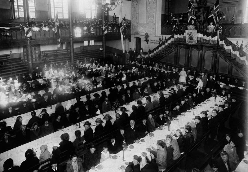 Calmeyergaten Misjonshus var kjent for veldedige fester. Her er det dekket på langbord i møtesalen. Bildet er fra 1910-1920.