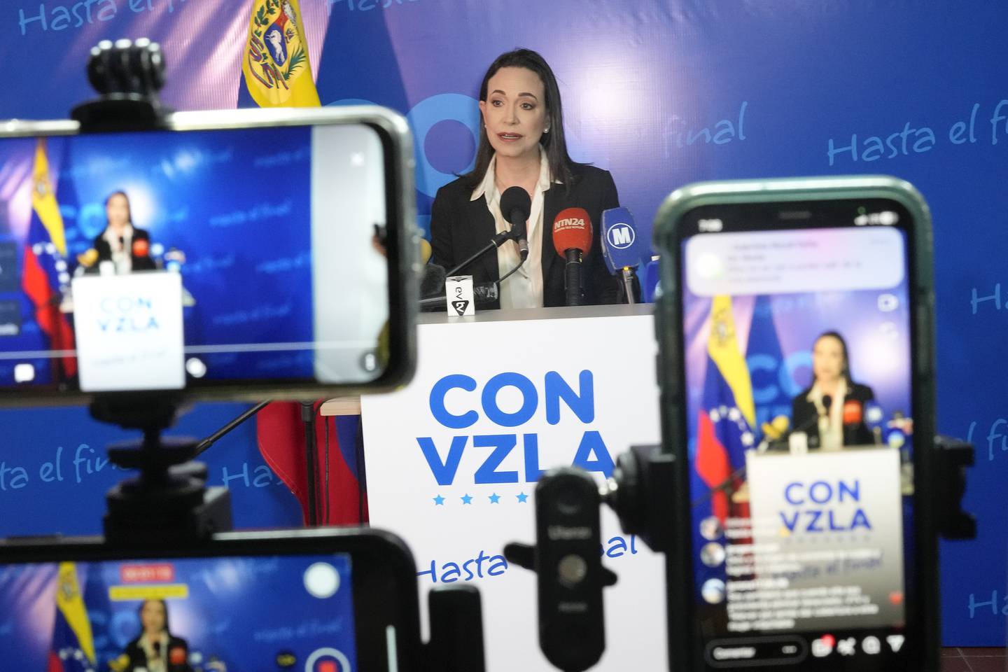 Opposisjonens Maria Corina Machado vil stille i det planlagte presidentvalget i Venezuela neste år.