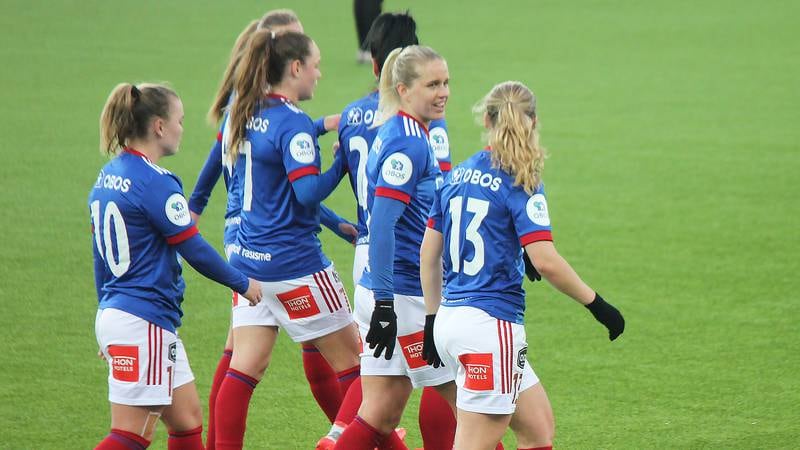 Målscorer Elise Thorsnes snakker med spissmakker Agnete Nielsen etter Vålerengas 1-0-scoring. En duo som ser stadig bedre ut på topp for VIF.