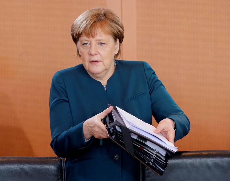 Også blant sine egne har Merkel stadig færre venner. Det   er full strid i regjeringspartiene, og stemmene som mener Tyskland nærmer seg grensen for hvor mange flyktninger landet har plass til, roper høyest. FOTO: TOBIAS SCHWARZ/NTB SCANPIX