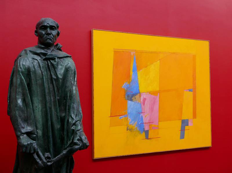 Kommunalt eid kunst i Kunstnernes Hus: Auguste Rodins skulptur «Mannen med nøkkelen» (1884-86), og «Lyset brer seg» (1994), ett av hovedverkene til Irma Salo Jæger.