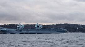 Her er det britiske hangarskipet HMS Queen Elizabeth på vei inn Oslofjorden
