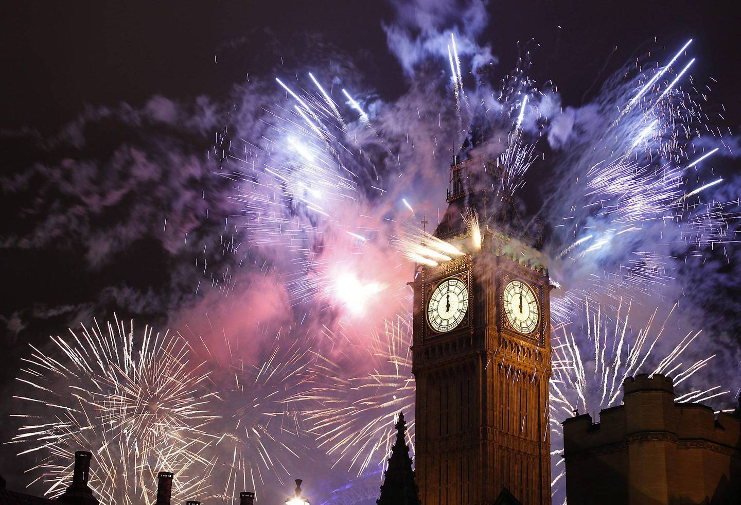 Det er populært å feire inngangen til nytt år i storbyer som London. FOTO: ALASTAIR GRANT/TT/NTB SCANPIX