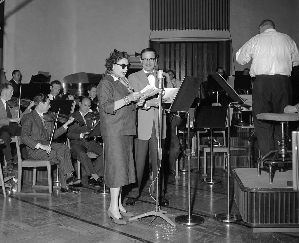 OSLO 195704 Innspilling  med Kringkastingsorkesteret i NRK. Sangerne Jens Book Jenssen og Sarah Leander sammen.  
Foto: Storløkken / Aktuell / NTB 