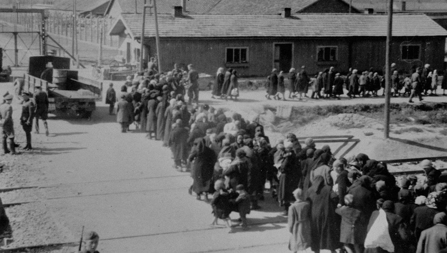 Jødiske kvinner og barn på vei mot gasskamrene, fotografert i mai/juni 1944. Foto: Bernhardt Walter/Ernst Hofmann/United States Holocaust Memorial Museum