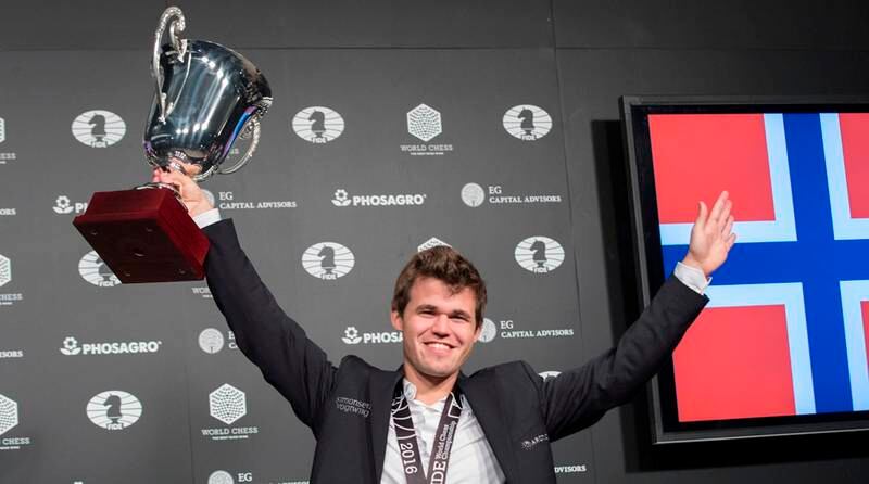 Magnus Carlsen med VM-trofeet.