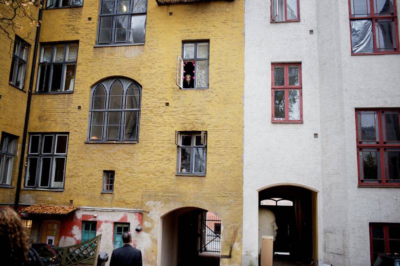 Benjamin Bergman titter ut av vinduet sitt i tredje etasje. FOTO: Hilde Unosen