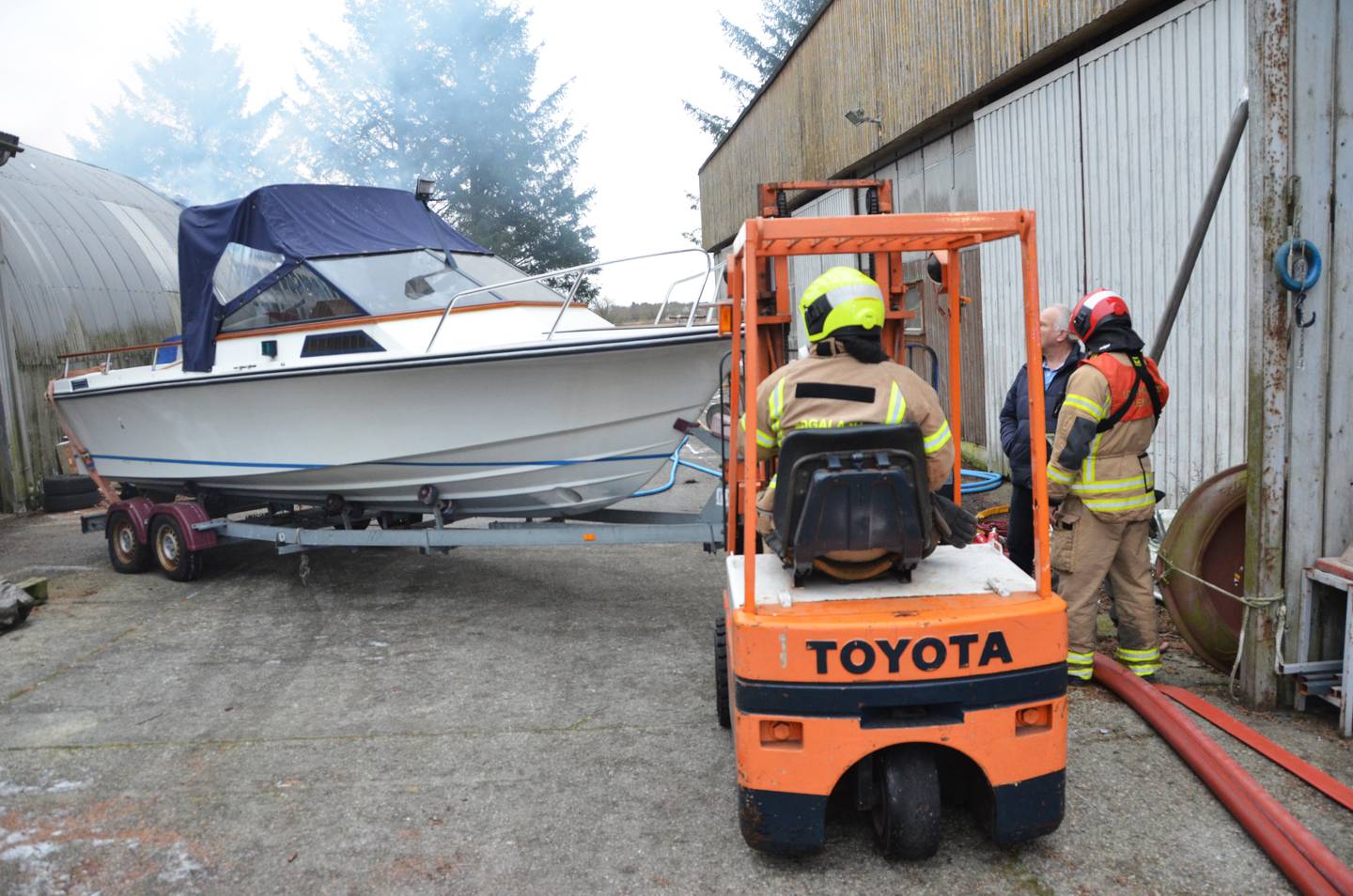 Brannvesenet hjalp båteieren med å flytte ut båtene fra lageret.