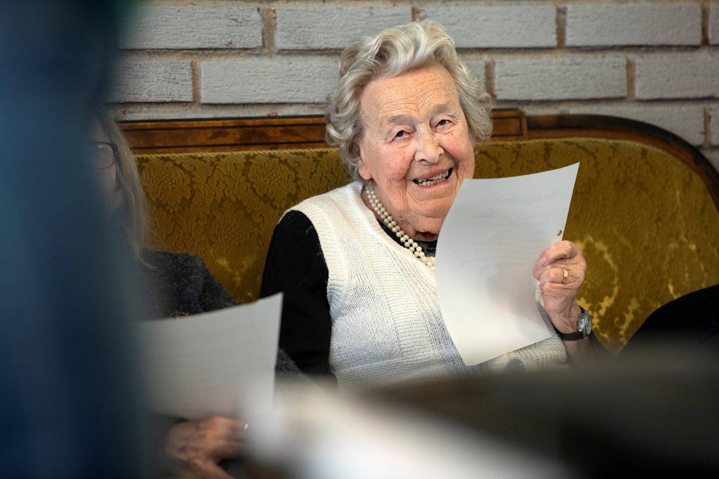 Elisabeth Fjelstad (100) på lorøvelse med kulturleder og musikkterapeut Runa Bosnes Engen.