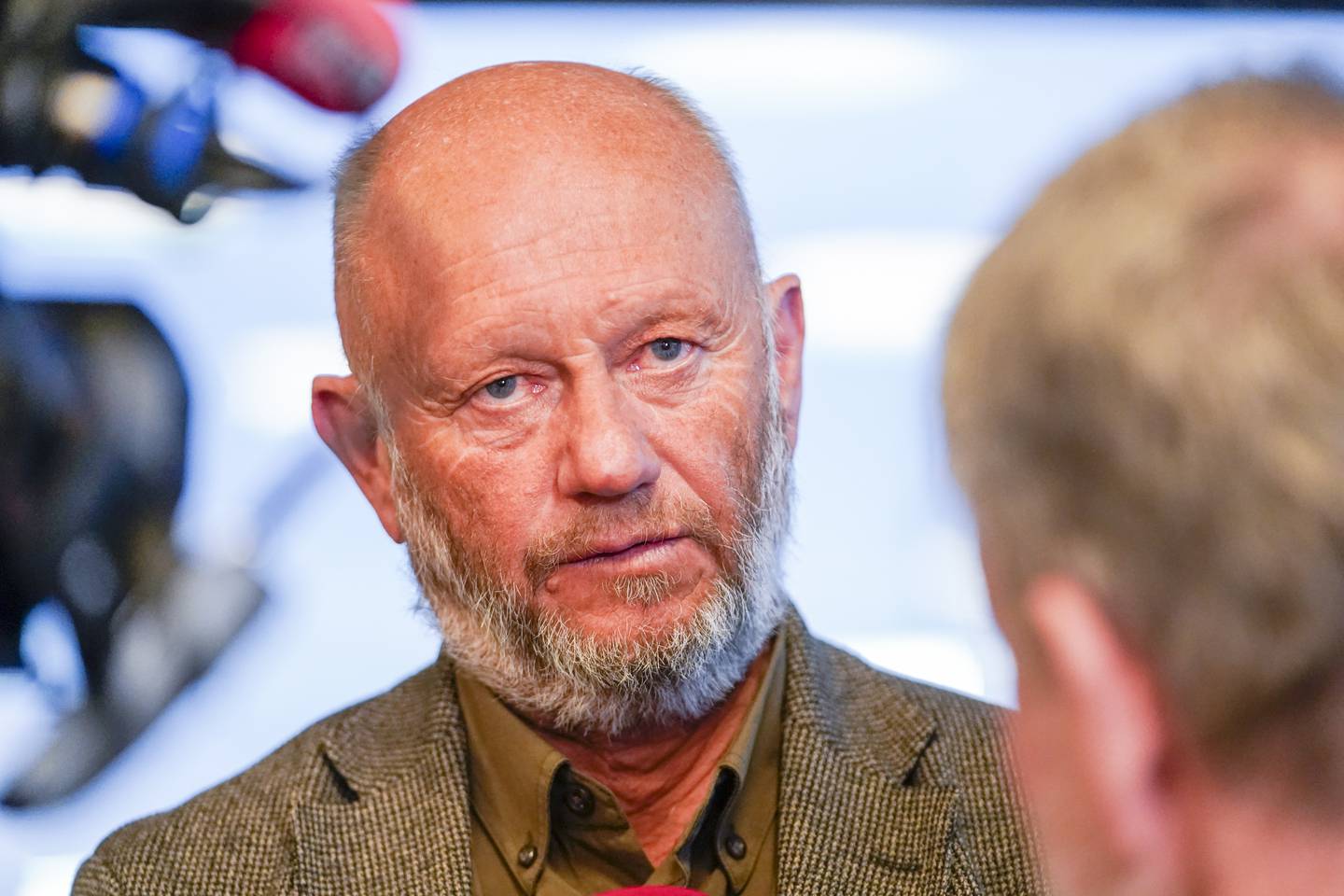 Administrerende direktør i Norsk Industri  Stein Lier-Hansen har varslet at Finnes må svare for at han har brukt arbeidstid på å handle med aksjer.