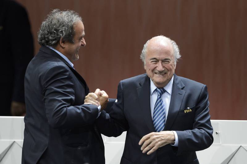 UEFAs president Michel Platini gratulerer Sepp Blatter med gjenvalget som FIFA-president fredag kveld. FOTO: FABRICE COFFRINI/NTB SCANPIX