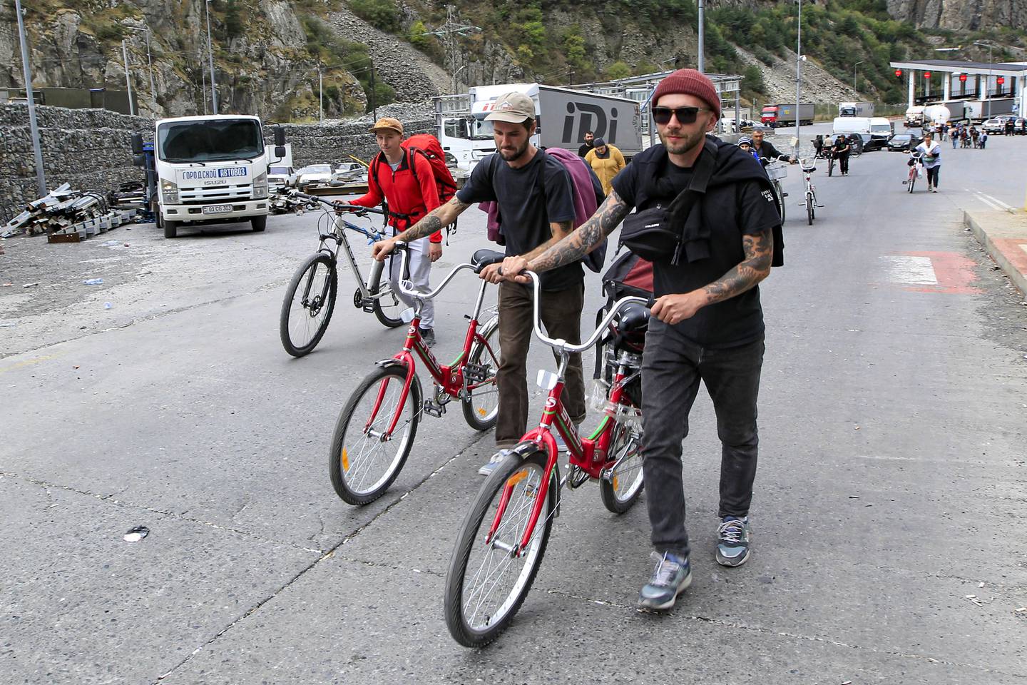 Disse unge mennene krysset grensen mellom Russland og Georgia med sykkel.