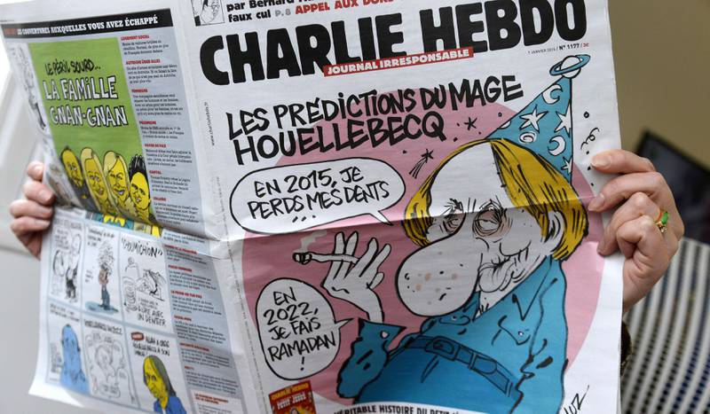 Da «Underkastelse» ble utgitt i vinter viet satiremagasinet Charlie Hebdo forsiden             til Houellebeqc. begge FOTO: NTB SCANPIX