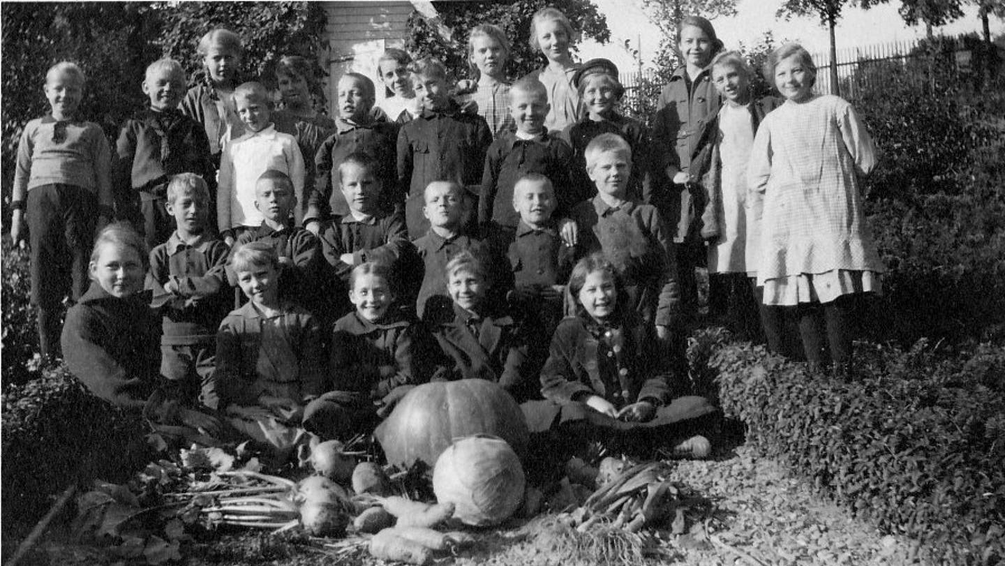 Elever fra Skøyen skole poserer med grønnsaker i skolehagen på Hengsenga ca. 1920.