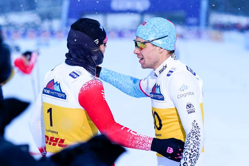 Johannes Høsflot Klæbo og Thomas Larsen Helland etter sprintfinalen i verdenscuprennet i Lillehammer fredag. Foto: Fredrik Varfjell / NTB.