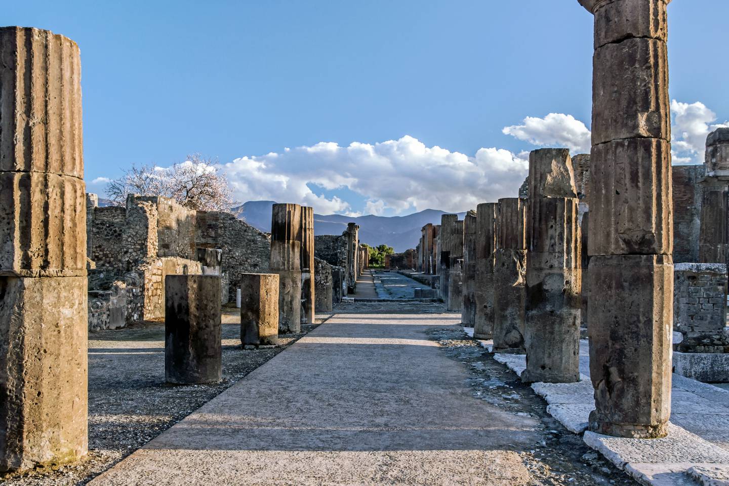 RUINER: Gjermund Glesnes sier det er lurt å søke seg vekk fra de store turistmassene i Pompeii og utforske noen bakgater på egen hånd. Foto: Shutterstock/NTB