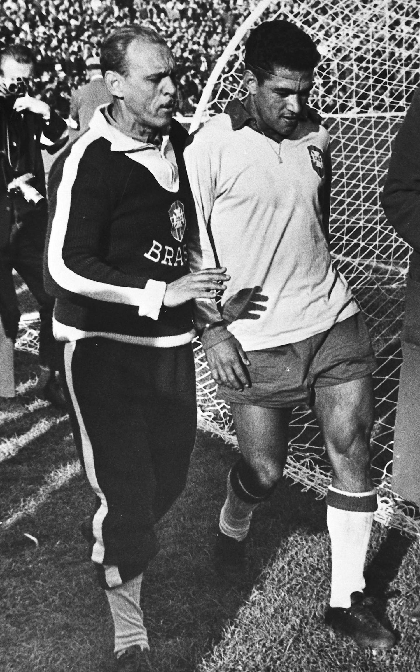 Garrincha (t.h.) hjelpes av banen etter å ha blitt utvist i semifinalen i 1962. Foto: AP/NTB scanpix