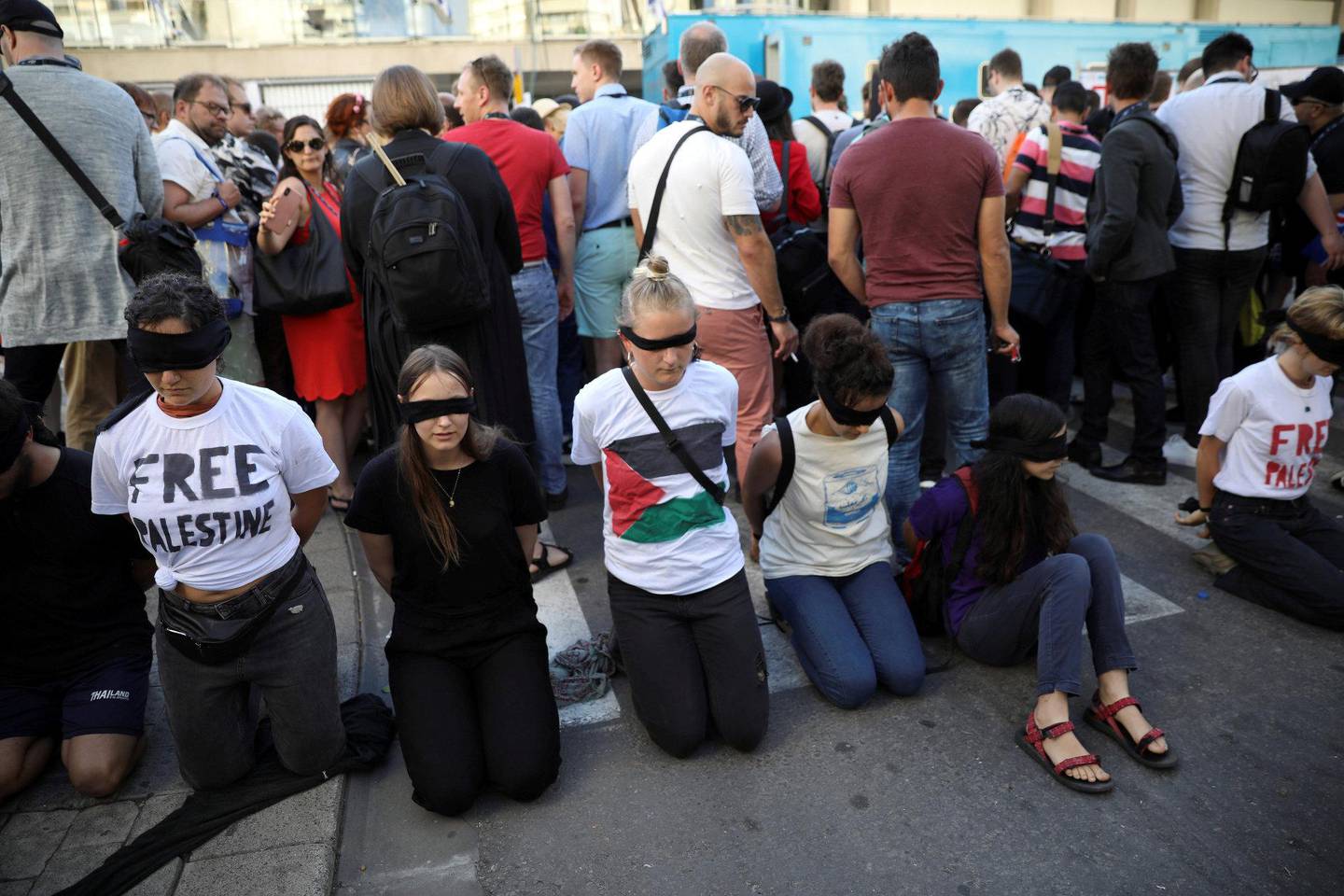 PROTEST: Fredsaktivister under en protest i Tel Aviv da deltakerne skulle presenteres søndag. FOTO: NTB SCANPIX