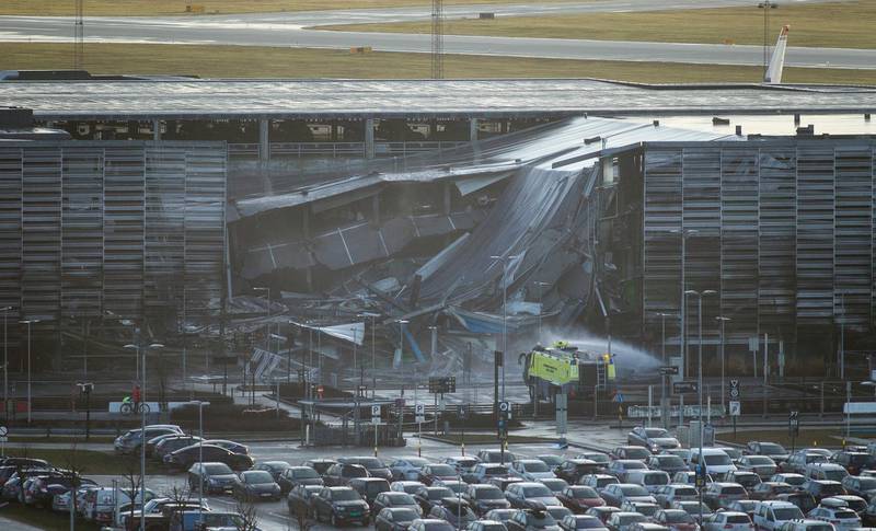 Sola 20200108. 
Deler av parkeringshuset er rast sammen etter brannen på Stavanger lufthavn Sola.
Foto: Carina Johansen / NTB scanpix