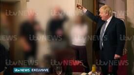 Nye bilder viser Boris Johnson som skåler under nedstengningen – fikk ingen straff