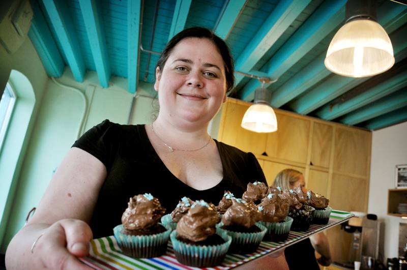 Mari Hult stilte opp gratis, og solgte veganske cupcakes under loppemarkedet. Foto: Tone Helene Oskarsen