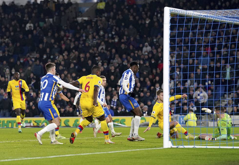 Joachim Andersen styrer ballen i eget mål og gir Brighton utligningen i 1-1-kampen der seieren så vidt glapp for Crystal Palace. Foto: Gareth Fuller, PA via AP / NTB