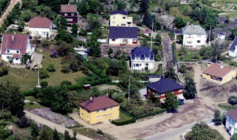 Krysset Tord Pedersens gate og Løkkebergveien, 1960: Huset med rødmalt 2. etasje i forkant har adresse Tord Pedersens gate 5, og huser i dag Kiwi Toppenhaug.